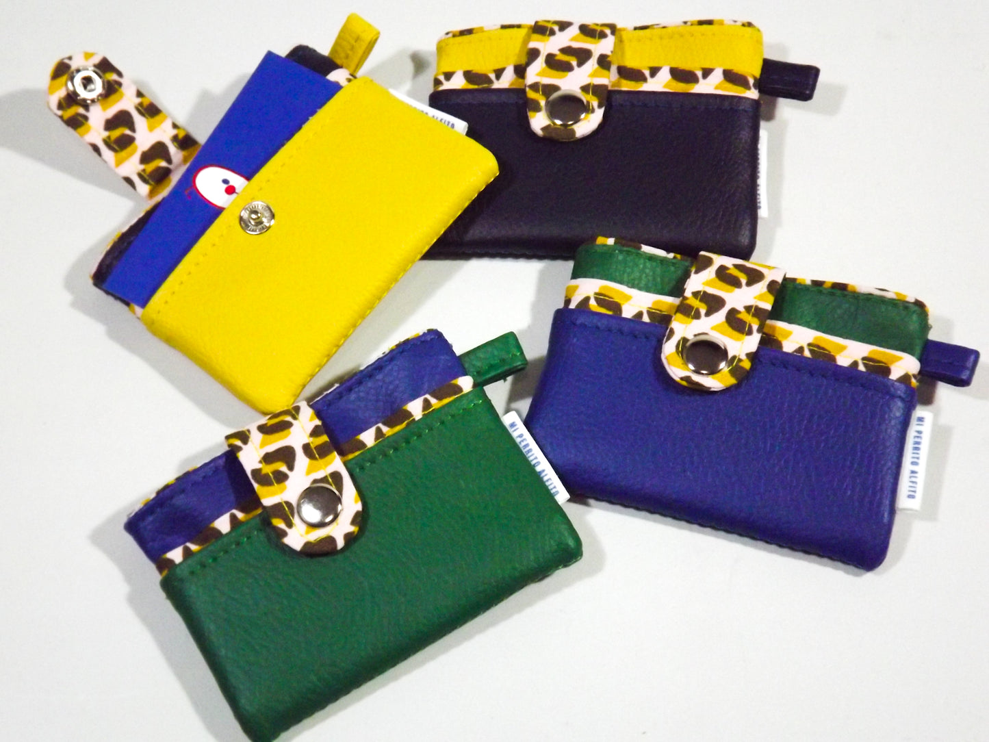 Slim Card Wallet – 4 Card Slots with Center Cash Pocket