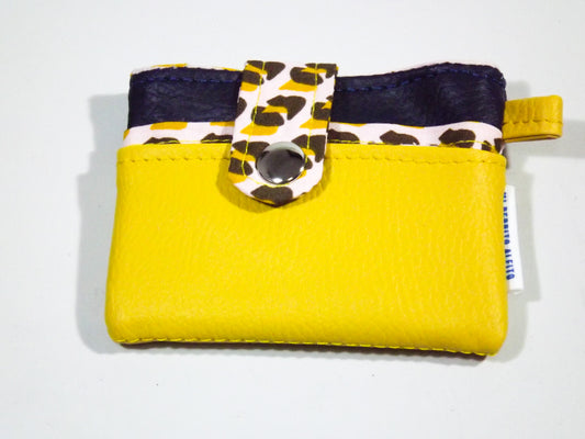 Slim Card Wallet – 4 Card Slots with Center Cash Pocket