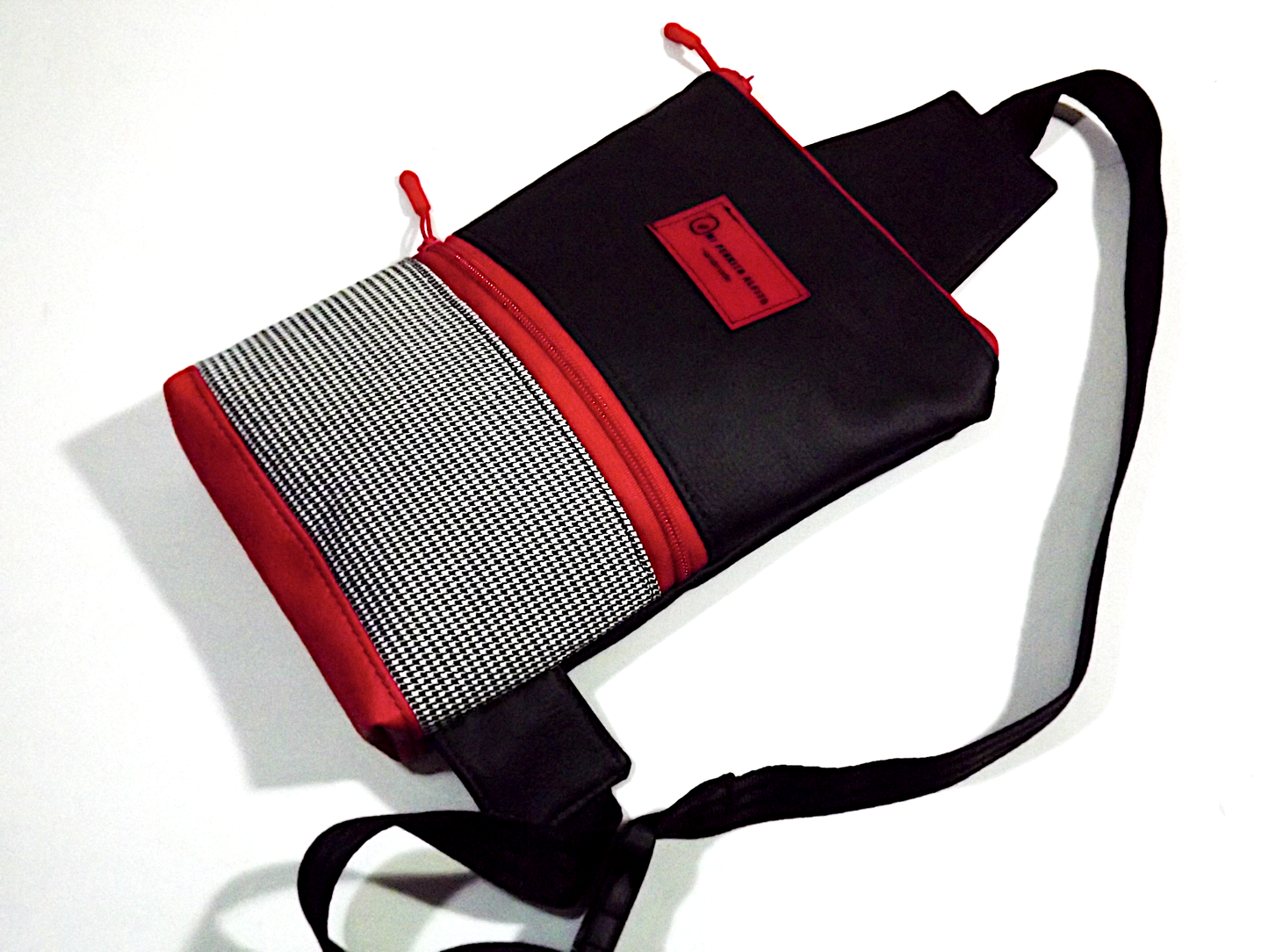 Classic Black Sling Bag – Spacious, Stylish & Perfect for Daily Use