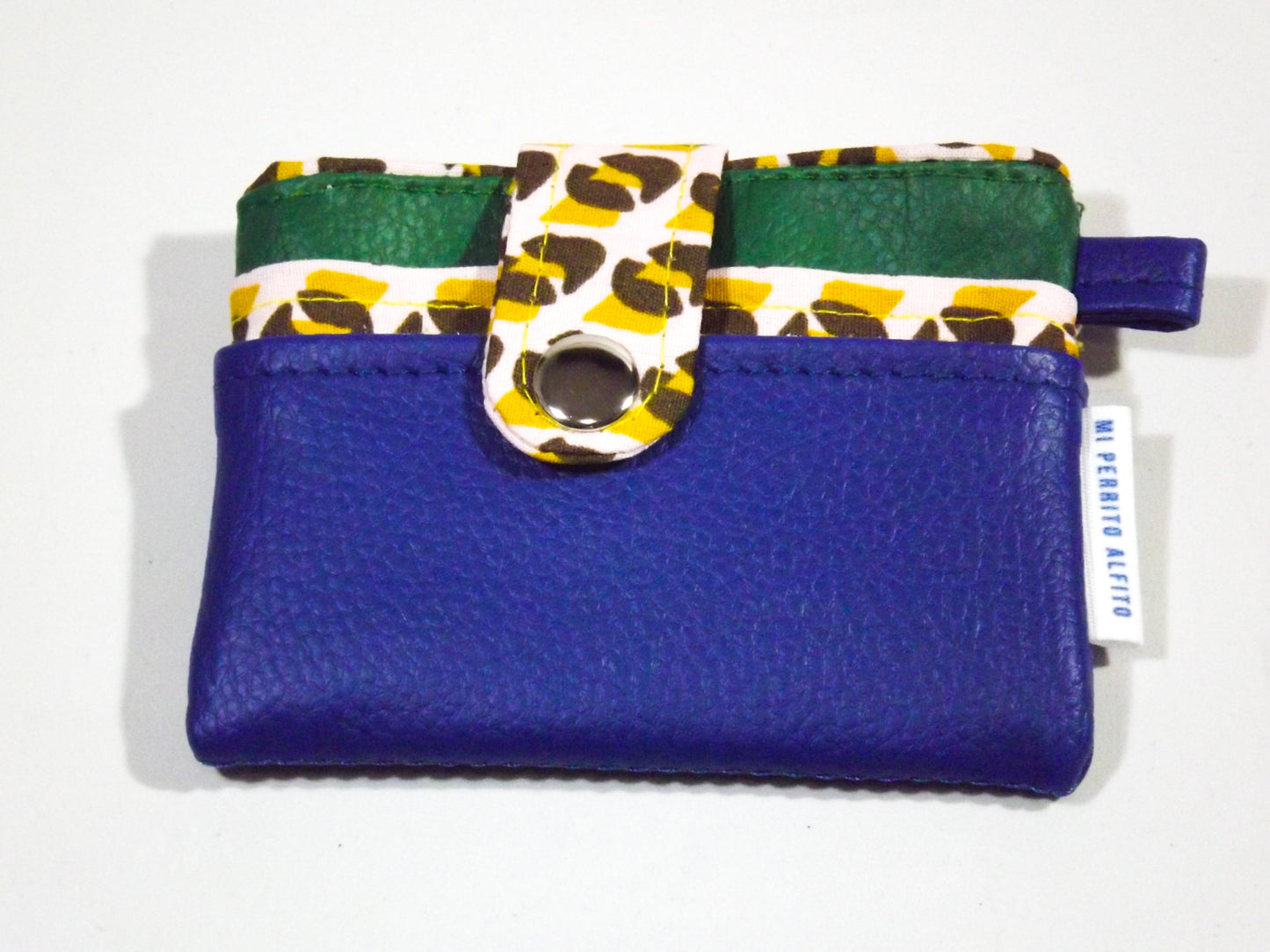 Slim Card Wallet – 4 Card Slots with Center Cash Pocket