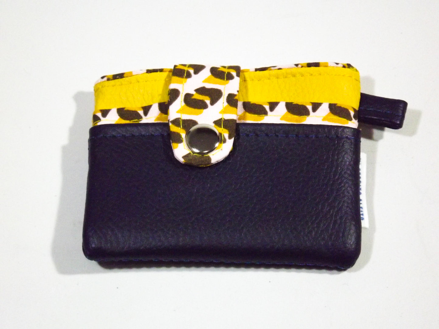 Slim Card Wallet – 4 Card Slots with Center Cash Pocket